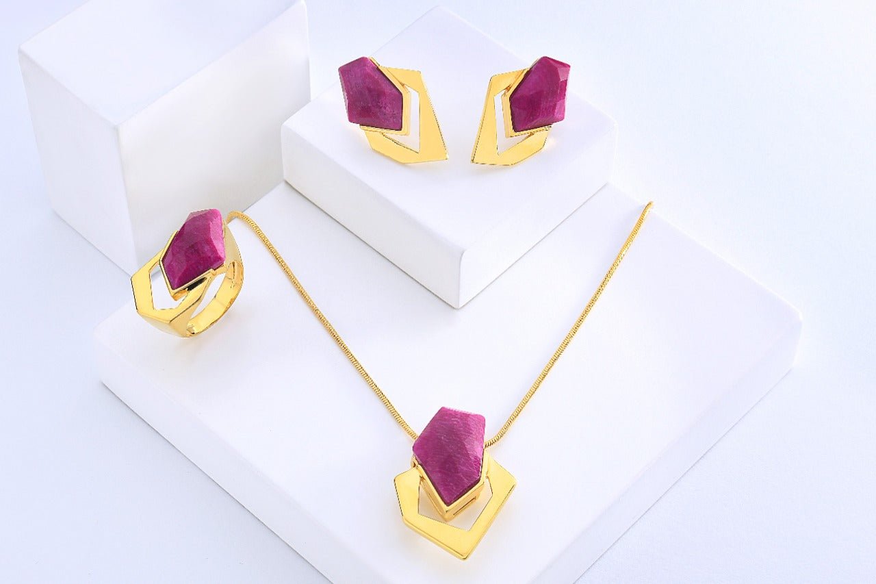 Colar com pedra natural rosa pink banhado a ouro 18k - Pétala Jóias