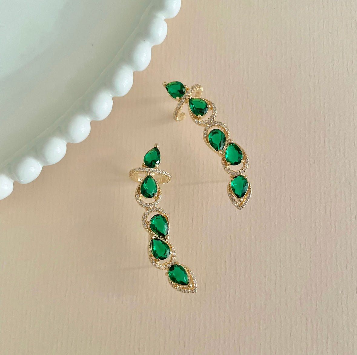 EAR CUFF COM PIERCING GOTINHAS ESMERALDA - Pétala Jóias