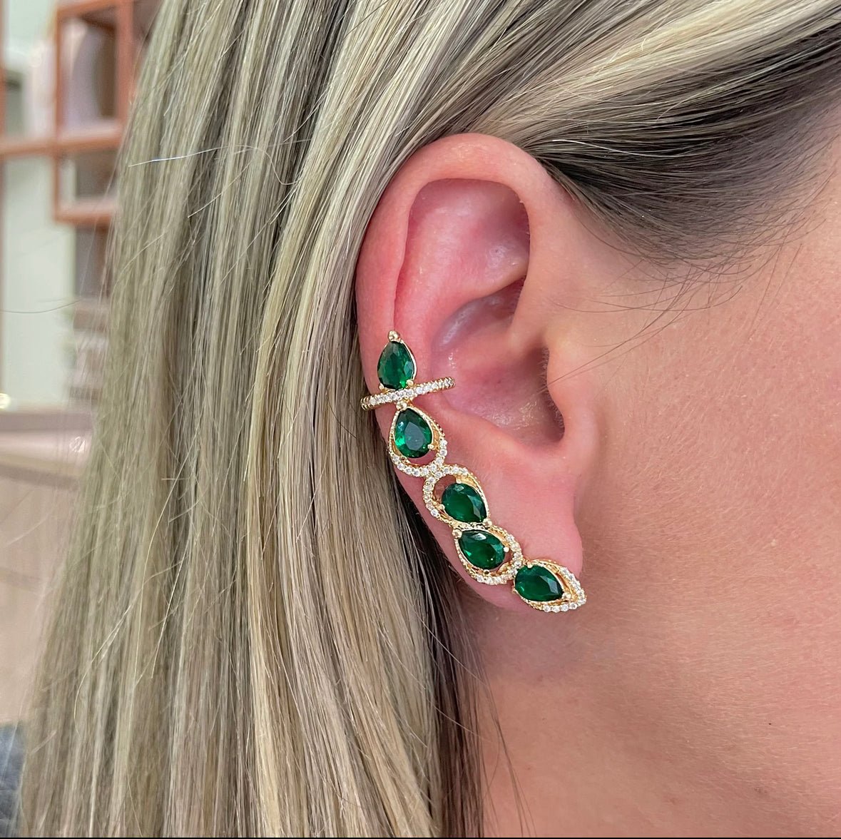 EAR CUFF COM PIERCING GOTINHAS ESMERALDA - Pétala Jóias