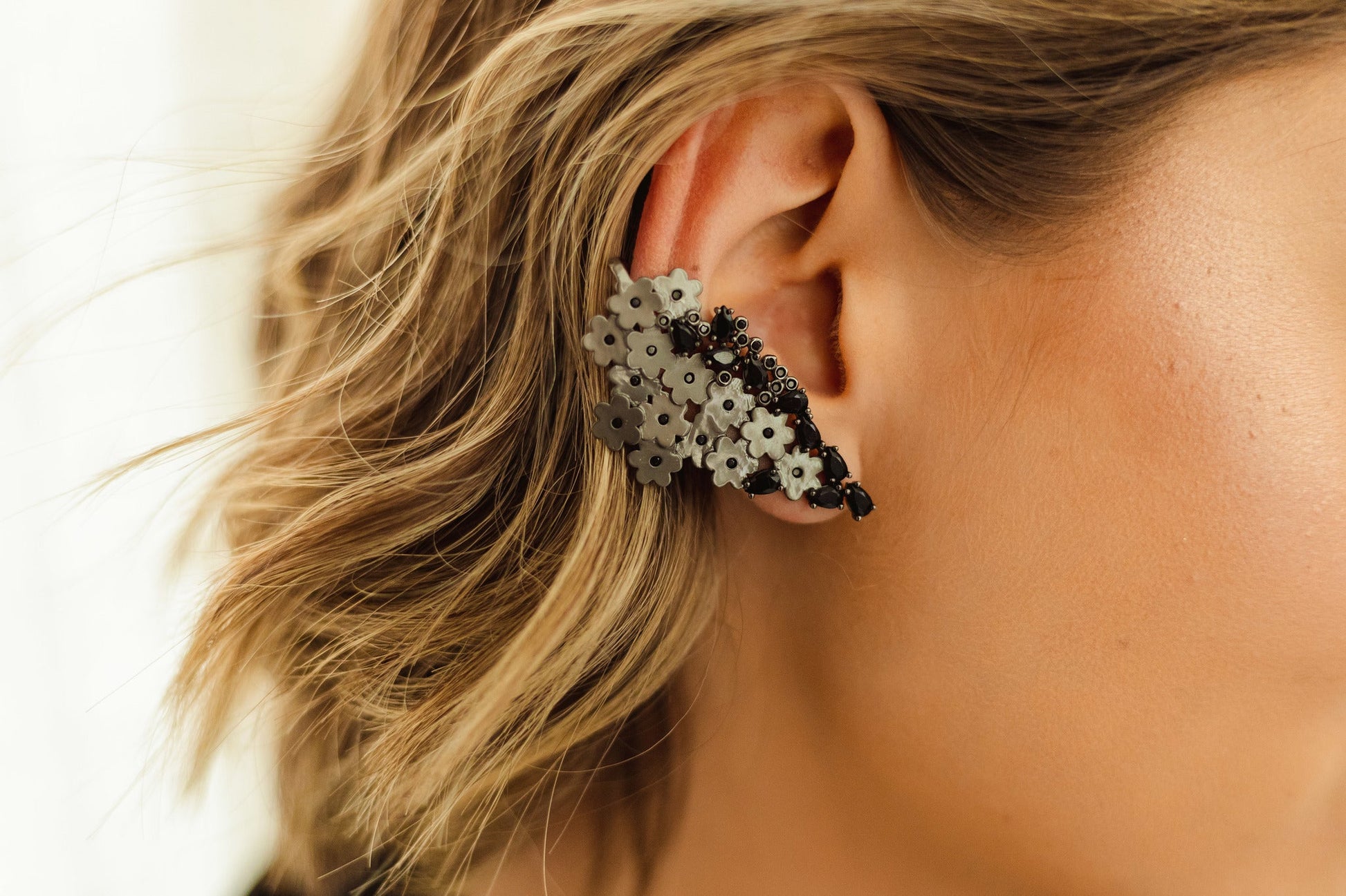 earcuff flor ródio negro - Pétala Jóias